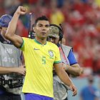 Casemiro reacciona tras ganar el partido del del grupo G del Mundial de Qatar 2022 entre Brasil y Suiza en el Estadio 947 de Doha.