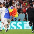Un aficionado invade la cancha hoy, en un partido de la fase de grupos del Mundial de Fútbol Qatar 2022 entre Portugal y Uruguay en el estadio Lusail en la ciudad de Lusail.