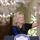 La primera dama de Estados Unidos, Jill Biden, agradece a los voluntarios que ayudaron a decorar la Casa Blanca para la temporada navideña, en Washington (EE.UU.), este 28 de noviembre de 2022. EFE/EPA/Michael Reynolds