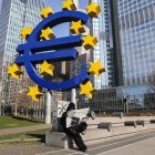 Entidad. Una persona fuera del edificio del Banco Central Europeo.