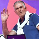 Carlos Queiroz se despide de la prensa tras la conferencia.