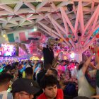 Los lugares en donde se permite la ingesta y venta de alcohol, como bares y discotecas, están plenamente identificados. Ahí se vive una fiesta.