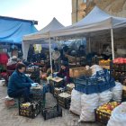 Voluntarios preparan comida para luego repartirla en los campos de batalla.