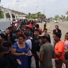 Un grupo de migrantes centroamericanos a la espera de poder salir en caravana a la frontera norte hoy, en la ciudad de Tapachula, estado de Chiapas (México). EFE/Juan Manuel Blanco