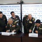 El análisis de las urgencias 
El comandante de Policía, Fausto Salinas (sentado al lado izquierdo), dio una rueda de prensa para detallar los operativos realizados en las últimas horas en Ecuador. Luego de ello se reunió con el ministro Zapata para detectar las UPC a intervenir. No se reveló la dirección de las mismas.