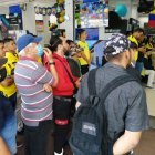 Hinchas ecuatorianos ponen pausa a sus actividades para ver el partido