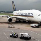 Aeropuerto.- Una de las naves de la empresa Singapore Airlines.