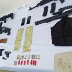 Las ocho armas que los agentes decomisaron a los dos extranjeros.