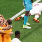 Frenkie De Jong (2-L) celebra con sus compañerossu gol en el estadio Al Bayt Estadio.