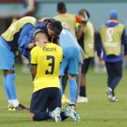Piero Hincapié de Ecuador reacciona hoy, al final de un partido de la fase de grupos del Mundial de Fútbol Qatar 2022 entre Ecuador y Senegal en el estadio Internacional Jalifa en Doha (Qatar).