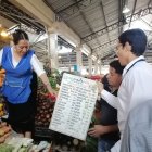 Mercado.- El comisario de la Intendencia de la Policía, Carlos Amores, pide a comerciante que actualice la lista de precios.