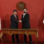 El presidente peruano, Pedro Castillo (i), junto a su homólogo chileno, Gabriel Boric (d), posan para fotos durante el IV Gabinete Binacional Chile-Perú, hoy, en el palacio presidencial de La Moneda, en Santiago (Chile). EFE/Elvis González
