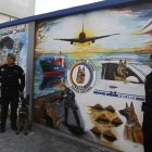 El primer lugar muestra un collage del trabajo policial en los puertos, aeropuertos y carreteras del país.