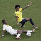 Angelo Preciado (arriba) de Ecuador disputa un balón con Ismaila Sarr de Senegal.