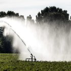 En la imagen de archivo, un granjero riega su campo en Landelijk, Países Bajos.  //Remko de Waal