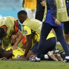Moisés Caicedo, seleccionado ecuatoriano, llora desconsoladamente en el césped del estadio Internacional Khalifa mientras sus compañeros tratan de darle ánimos luego de la eliminación de la Tricolor del Mundial de Qatar.