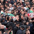 Palestinos asisten al funeral de los hermanos Jawad y Thafer Al-Remawi en la aldea de Beit Rema, cerca de la ciudad cisjordana de Ramallah, el 29 de noviembre de 2022. EFE/EPA/ALAA BADARNEH