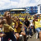 Más de 10.000 hinchas que llegaron a la explanada del estadio Modelo no ocultaron la decepción tras dejar escapar el empate.