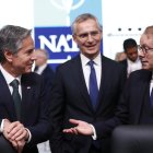 El secretario de Estado de los Estados Unidos, Antony J. Blinken (i), habla con el ministro de Relaciones Exteriores de Suecia, Tobias Billstrom (d), ante la mirada del secretario general de la Alianza, Jens Stoltenberg (c),