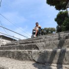 Dificultad. Para aquellos que se movilizan en silla de ruedas, las escaleras no son una opción viable. Frente a ello, deben pedir ayuda a otros para que los carguen y puedan solo así transportarse a sus destinos.
