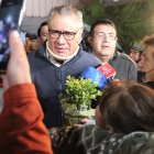Pasadas las 18:30 de lunes 28 de noviembre, el exvicepresidente Jorge Glas salió de la Cárcel N° 4, en el norte de Quito. Un grupo de fieles adeptos lo acompañó. Ahora deberá completar sus sentencias de seis y ocho años de cárcel, por asociación ilícita y cohecho, en libertad.
