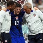 Doha (Qatar), 29/11/2022.- Christian Pulisic of the USA (C) gets assistance after colliding with goalkeeper Alireza Beiranvand of Iran as he scored the 1-0 during the FIFA World Cup 2022 group B soccer match between Iran and the USA at Al Thumama Stadium in Doha, Qatar, 29 November 2022. (Mundial de Fútbol, Estados Unidos, Catar) EFE/EPA/Neil Hall