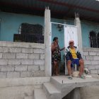 En este domicilio resultaron heridas una mujer y su sobrina de 15 años.