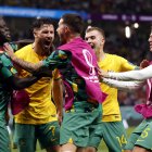 Mathew Leckie (2L) de Australia celebra con sus compañeros el 1-0 en Al Janoub Estadio en Al Wakrah, Qatar, 30 noviembre 2022.