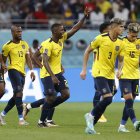 Moisés Caicedo (c) de Ecuador celebra un gol , en un partido de la fase de grupos del Mundial de Fútbol Qatar 2022 entre Ecuador y Senegal.
