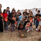 Actividad. Los niños participaron en la colocación de la primera piedra.