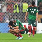 Los jugadores de México se lamentan en Lusail Estadio en Lusail, Qatar.