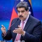 El presidente de Venezuela, Nicolás Maduro, habla durante una rueda de prensa desde el Palacio Miraflores, hoy, en Caracas (Venezuela). Maduro aseguró este miércoles que el país tiene entre 24.000 y 30.000 millones de dólares bloqueados en el exterior, producto de las sanciones económicas internacionales. Se trata de dinero “congelado, bloqueado, secuestrado”, dijo el mandatario durante la rueda de prensa con medios locales e internacionales en el palacio presidencial de Miraflores. EFE/ Rayner Peña