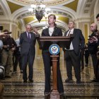 La senadora demócrata de Wisconsin Tammy Baldwin habla con los medios de comunicación sobre el proyecto de ley para proteger el matrimonio entre personas del mismo sexo en el Capitolio de los Estados Unidos. EFE/EPA/JIM LO SCALZO