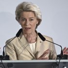 la presidenta de la Comisión Europea, Ursula von der Leyen, durante la cumbre informal de la UE en Praga, República Checa, el 7 de octubre de 2022. EFE/EPA/MARTIN DIVISEK
