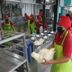 Higiene. La distribuidora Beatriz Sánchez fue presentada por Agrocalidad como un ejemplo de la limpieza que debe existir en los locales de faenamiento de pollos.