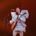 La muestra también incluye un escenario de muñecas gigantes que se conecta con la participación que tendrá la artista en el Festival Viña del Mar.