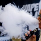 Fotografía de archivo de una mujer consumiendo un cigarrillo electrónico en un comercio especializado en estos productos.