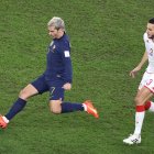 Doha (Qatar), 30/11/2022.- Antoine Griezmann (L) of France in action against Montassar Talbi of Tunisia during the FIFA World Cup 2022 group D soccer match between Tunisia and France at Education City Stadium in Doha, Qatar, 30 November 2022. (Mundial de Fútbol, Francia, Túnez, Túnez, Catar) EFE/EPA/Mohamed Messara