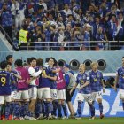 Jugadores de Japón celebran un gol de Ao Tanaka hoy, en un partido de la fase de grupos del Mundial de Fútbol Qatar 2022 entre Japón y España en el estadio Internacional Jalifa en Doha (Catar).