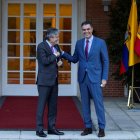 Fotografía de archivo en la que se registró un encuentro del presidente del Gobierno español, Pedro Sánchez (d), y del presidente de Ecuador, Guillermo Lasso (i), en el Palacio de la Moncloa, en Madrid (España).