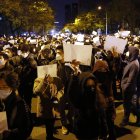 Foto de archivo de una protesta en Pekín contra las medidas de confinamiento después de un incendio en Urumqi que mató a 10 personas. EFE/EPA/MARK R. CRISTINO