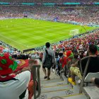 Antes de que terminen los partidos, es común apreciar a decenas de hinchas moverse entre las gradas para retirarse de los escenarios, con el objetivo de poder llegar a otros partidos del torneo.