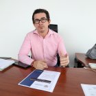 Autoridad. El director de Dragado de la Prefectura precisa que la embarcación está a la espera de una pieza para continuar su viaje.