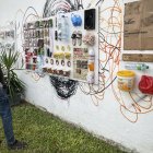 Decenas de botes arrojados a la basura envasados al vacío se exponen en el Instituto Cervantes de Dakar junto a las fotografías de sus consumidores, un proyecto del colectivo español Basurama ./