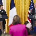 El presidente de Estados Unidos Joe Biden (d), y el presidente de Francia, Emmanuel Macron (i), hablan en una conferencia de prensa, este 1 de diciembre de 2022. EFE/EPA/Shawn Thew
