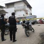 Guayaquil. El cuerpo es embarcado en el carro de Medicina Legal.