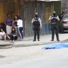 Familiares de Javier Bernita Cevallos lloran a escasos dos metros de su cadáver.