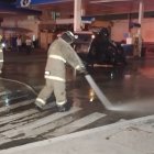 Al lugar del suceso llegaron agentes de la Autoridad de Tránsito y Movilidad (ATM) y de la Oficina de Investigación de Accidentes de Tránsito (OIAT) para recabar indicios que ayuden a esclarecer este percance. El carro accidentado quedó con las llantas hacia arriba y cerca de uno de los surtidores de gasolina.

El conductor del automotor se rehusaba a ser trasladado a la Fiscalía. Minutos después los agentes de tránsito lograron subirlo al patrullero para que sea puesto a órdenes de las autoridades.

Por la magnitud del percance socorristas del Cuerpo de Bomberos también arribaron al sitio, ya que por el impacto pudo desatarse una tragedia. Finalmente, el carro fue trasladado al Centro de Retención Vehicular