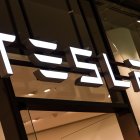 Tesla ha señalado que el Semi tiene una autonomía de 800 km y que cuenta con un sistema rápido de carga de batería que es superior al de sus competidores. En la imagen un registro de archivo de un logo de la automotriz eléctrica estadounidense Tesla.