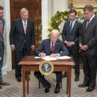 El presidente de los Estados Unidos, Joe Biden, con el secretario del Trabajo, Marty Walsh (d), el secretario de Transporte, Pete Buttigieg (2-d) y el secretario de Agricultura, Tom Vilsack (3-i) en la Sala Roosevelt de la Casa Blanca en Washington, DC, EE. UU. EFE/Shawn Thew